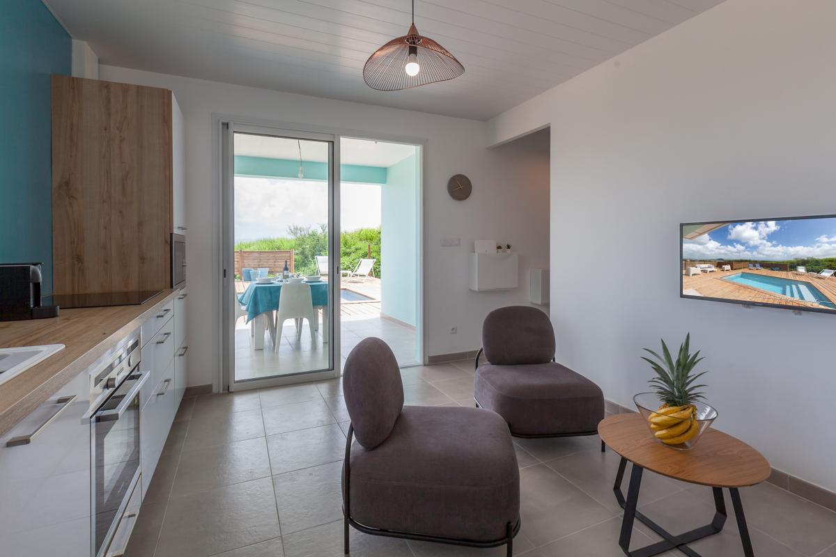 8 Location-villa-piscine-vue-mer-trois-ilets_salon-et-tv